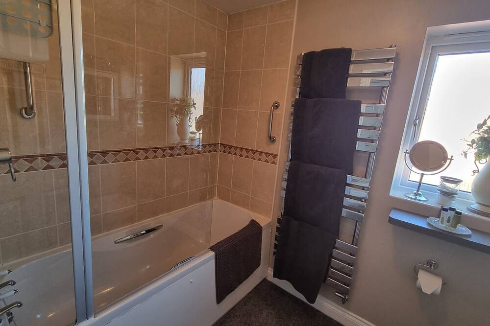 Dungarvon House, Hot Tub, Garden, Summerhouse, & Ev Charging in Weston-Super-Mare, North Somerset