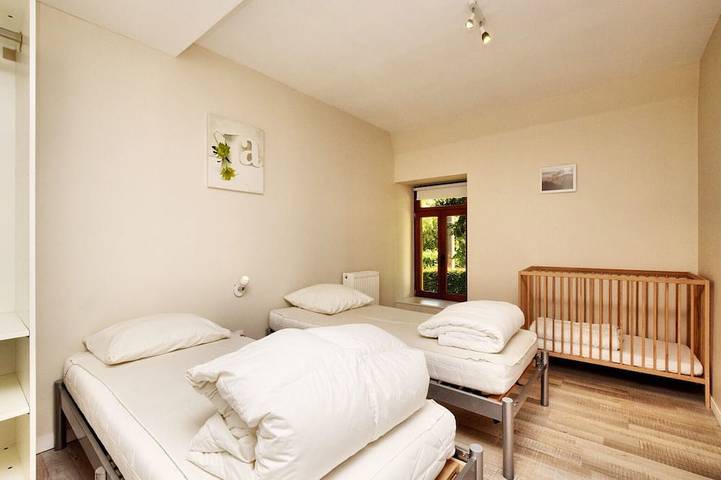 Location de vacances pour 20 personnes, avec terrasse et sauna ainsi que piscine et jardin, animaux acceptés à Chiny - 4