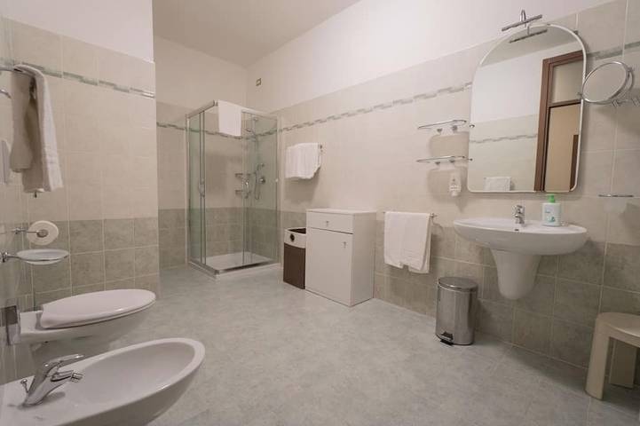 Ganze Wohnung, „Villa Imelda“ geräumige, helle Apartments, Garten oder Balkon, Seeblick in Limone sul Garda, Gardasee-Berge