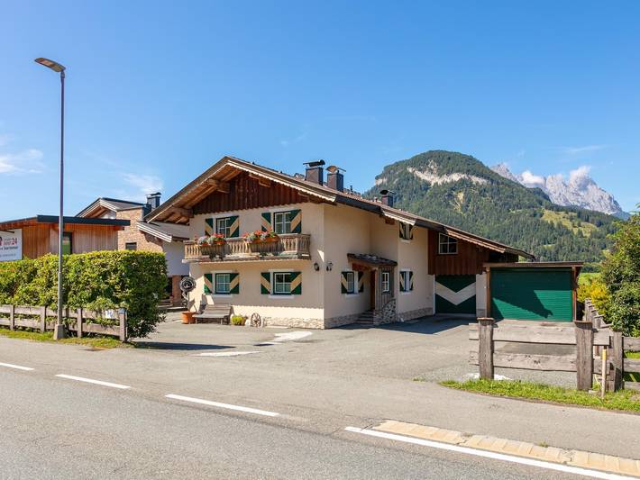 Ferienwohnung für 4 Personen, mit Balkon und Terrasse sowie Garten und Pool