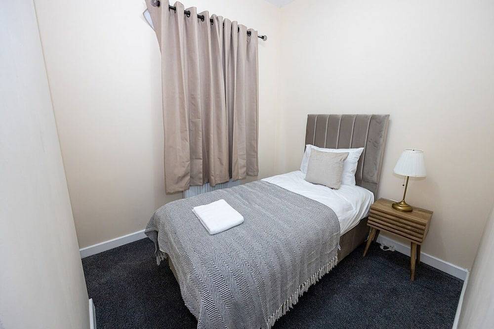 Stylish 3 Bed Levenshulme Home  Sleeps 7 in Manchester, Greater Manchester