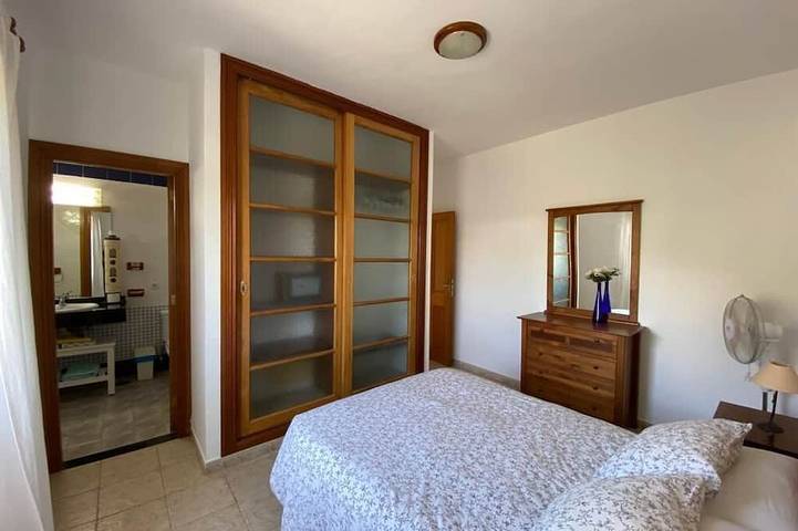 Villa in de buurt van de zee met verwarmd privézwembad, parkeerplaats, terras en barbecue. in Montaña Roja, Yaiza