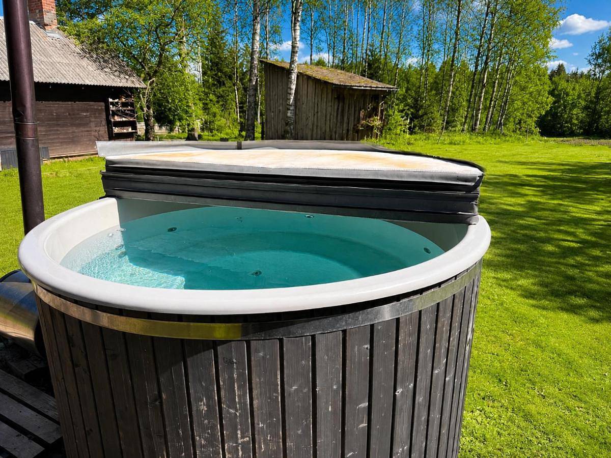 Lake Deer Park Retreat with Hot Tub & Sauna in Talsu novads, Kurland
