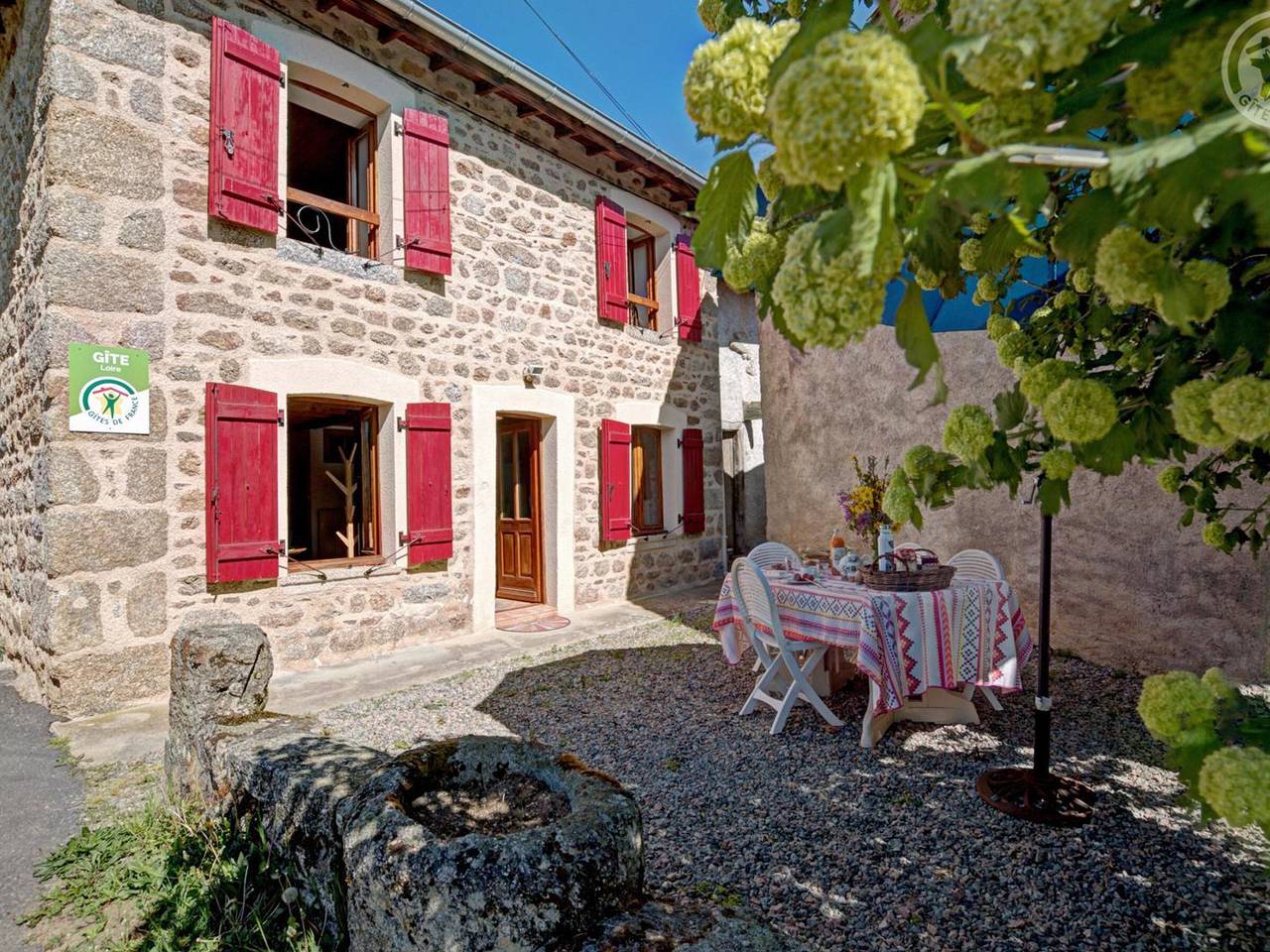 Gîte authentique avec animaux acceptés - 8 pers. in Saint-Julien-la-Vêtre, Montbrison