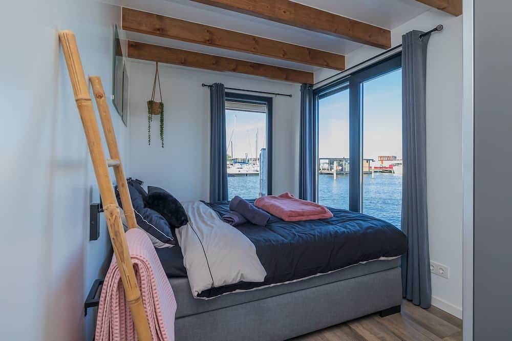 Houseboat: \"De Albatros\" with tender in Amsterdam Zuid, Nordholland