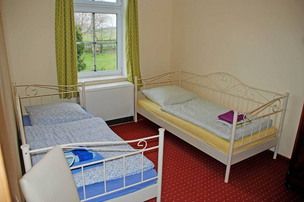 Ganze Wohnung, 03 Ferienwohnung Rügen mit Kamin - Ferienwohnungen im Gutshaus Gnies in Ralswiek, Bergen auf Rügen und Umgebung