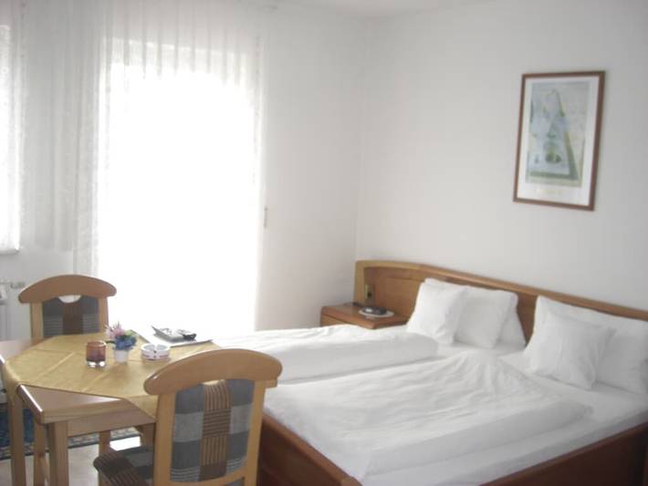 Pension Beer - Doppelzimmer Typ 1 mit Gartenterrasse und Frühstück in Mähring, Ostbayern