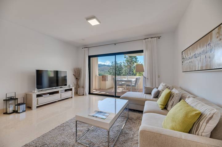 Apartamento entero, Apartamento '2 dormitorios en Capanes Del Golf' con vistas a la montaña, Wi-Fi y aire acondicionado in Capanes del Golf, Benahavís
