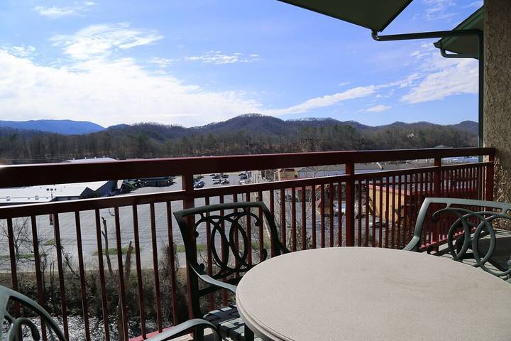 Vacation apartment for 8 people, with yard and pool as well as hot tub in Pigeon Forge