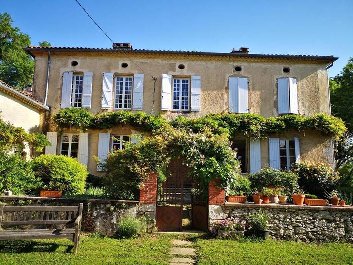 Location de vacances pour 3 personnes, avec Terrasse et Jardin ainsi que Piscine et Vue dans Lagardère