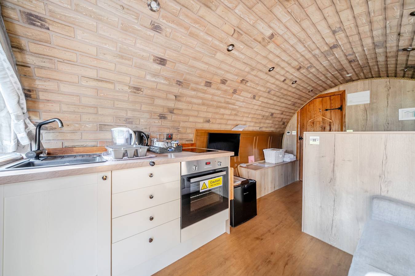 Luxury Pod-Sleeps 2-Hot Tub-Pets-Garden in Minster-on-Sea, Kent