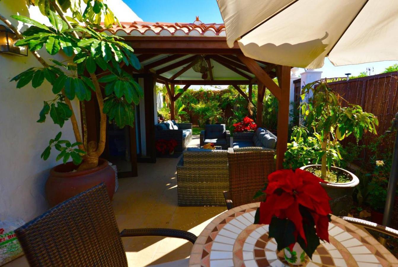 Vacation Home 'Villa Mateo' with Shared Pool, Wi-Fi and Air Conditioning in Maspalomas, San Bartolomé de Tirajana