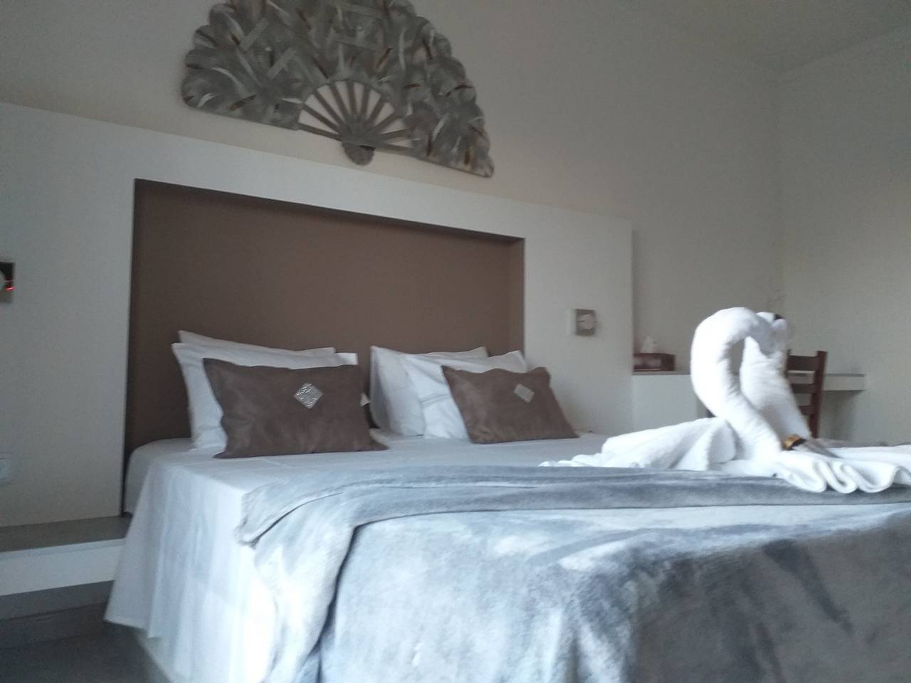 Zimmer 'South Side Guesthouse - Quarto I' mit Gemeinschaftspool, Wlan und Klimaanlage in Quelfes, Parque Natural da Ria Formosa
