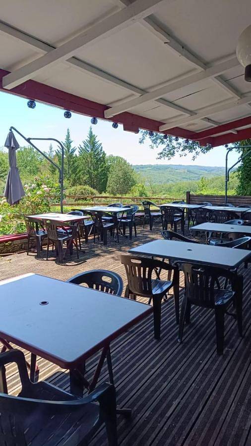 Location de vacances pour 2 personnes, avec vue ainsi que terrasse et piscine à Saint-Aubin-de-Nabirat - 4