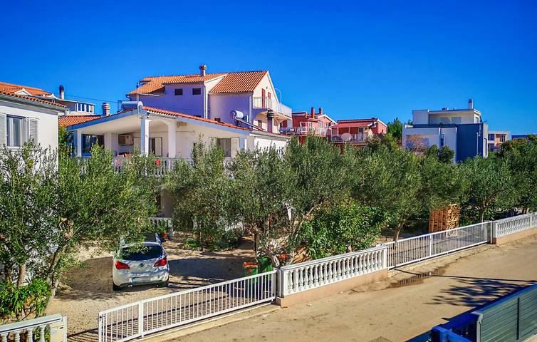 Ganze Ferienwohnung, Appartement am Strand mit WiFi, AC, Parkplatz und Terrasse in Vodice, Šibenik-Knin