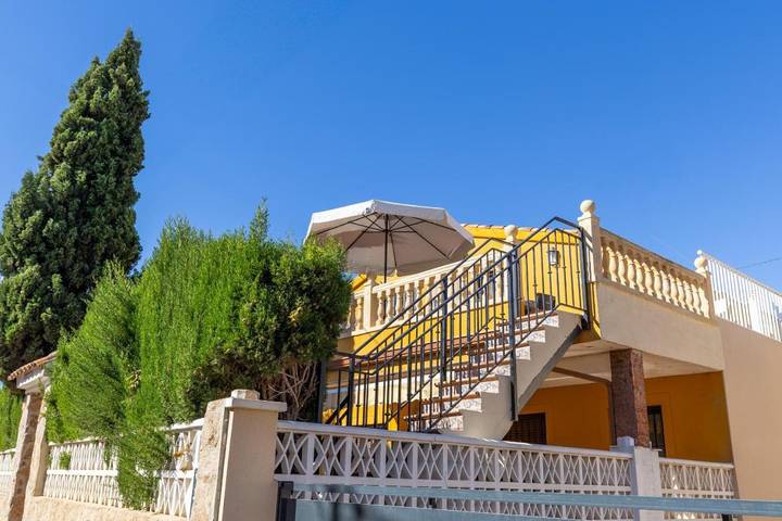 Location de vacances pour 6 personnes, avec terrasse et jardin dans La Marina - 4