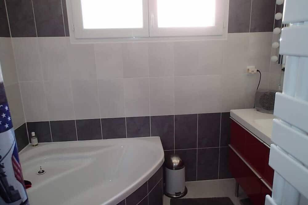 Entre Nimes y Uzes, bonito chalet con piscina en un entorno tranquilo in Poulx, Region de Nimes