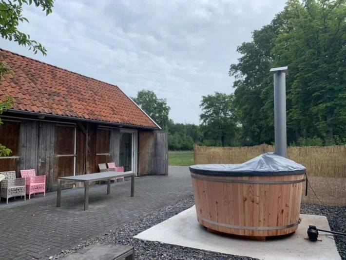 Ferienhaus für 4 Personen, mit Whirlpool und Terrasse sowie Garten