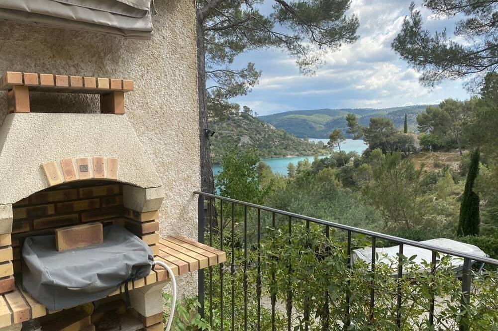 Geheel appartement, Hugo's Garriga with its terrace and private access to Lake Esparron de Verdon in Esparron-de-Verdon, Regionaal natuurpark van de Verdon