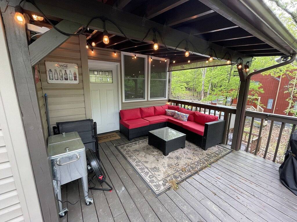 Home w/ Hot Tub, W&D + Free access to Pools, Lake, Fitness, Tennis, & More. in Saw Creek, Monroe County (PA)