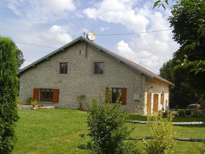 Gîte pour 6 personnes, avec Terrasse ainsi que Jardin et Vue à Monnet-la-Ville
