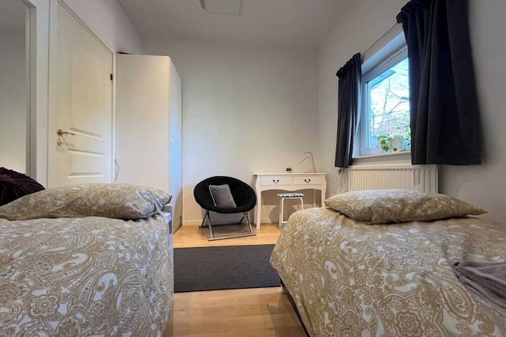 Ganze Wohnung, A beautiful home in nature near a lake- just 10 min from citycenter and airport- in Härryda, Västergötland