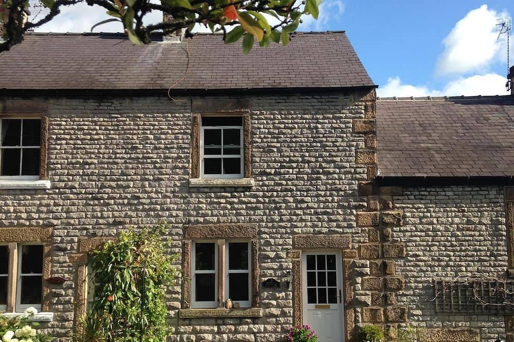 Bakewell One Bedroom Cottage In A Peaceful Location With Parking Space. in Bakewell, Derbyshire