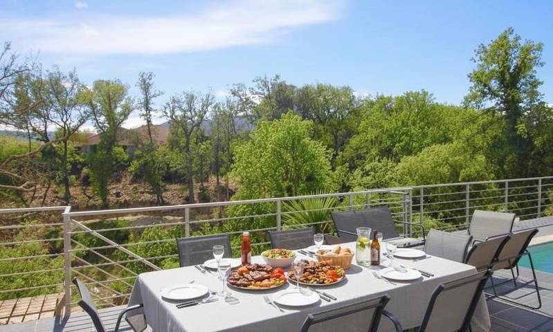 Location de vacances pour 8 personnes, avec vue ainsi que jardin et piscine à Saint-Jean-Pla-de-Corts - 4