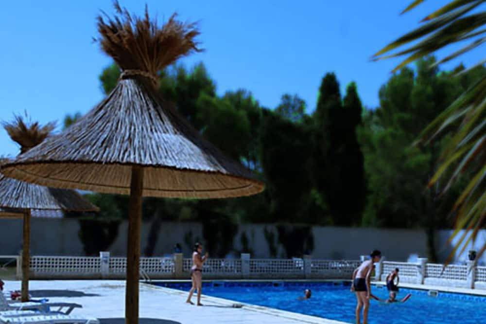 3-room chalet with terrace, 4 guests, comfort and tranquility in Noves, Arles region