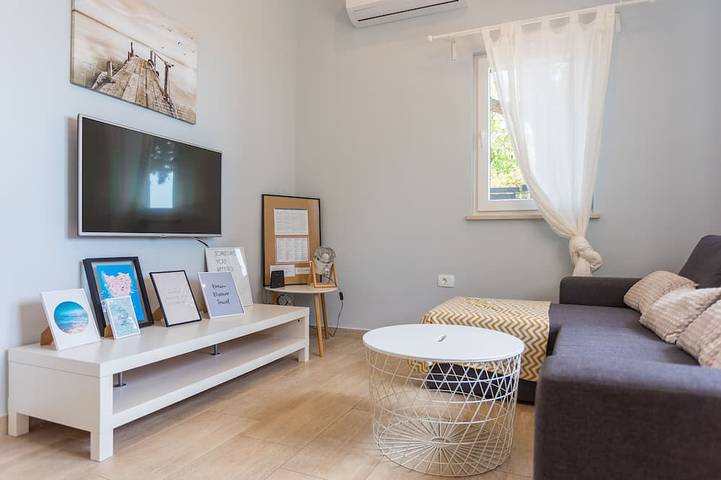 Schönes Haus 20 Meter vom Meer entfernt, kostenloses WLAN in Peroj, Südküste Istrien