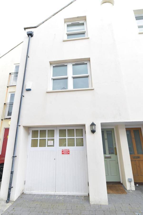 Entire apartment, Three-Bedroom House in Hove, Brighton