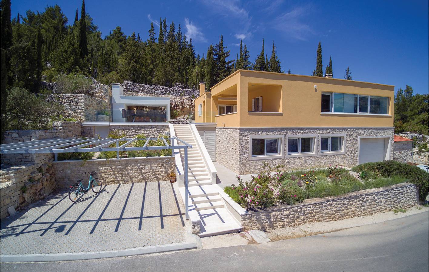 Charmante 2-Zimmer-Wohnung mit Pool, Parkplatz und Zugang zum Strand – nur 1,5 km entfernt! in Medvinjak, Korcula