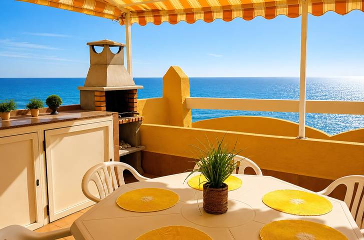 Wonderful Villa with Private Beach, Sea View, Shared Pool, Terrace & Wi-Fi in Platja de l'Amerador (el Campello), El Campello