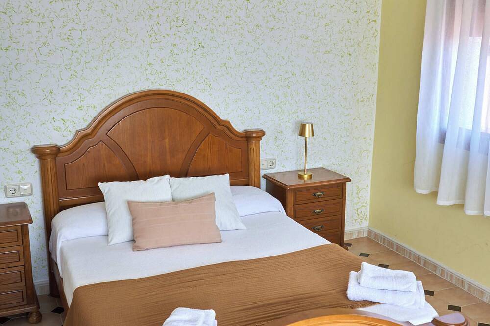 Casa Ameixida, para grupos grandes, vistas al mar, playa 300m, parking, barbacoa in Riveira, Rias Baixas