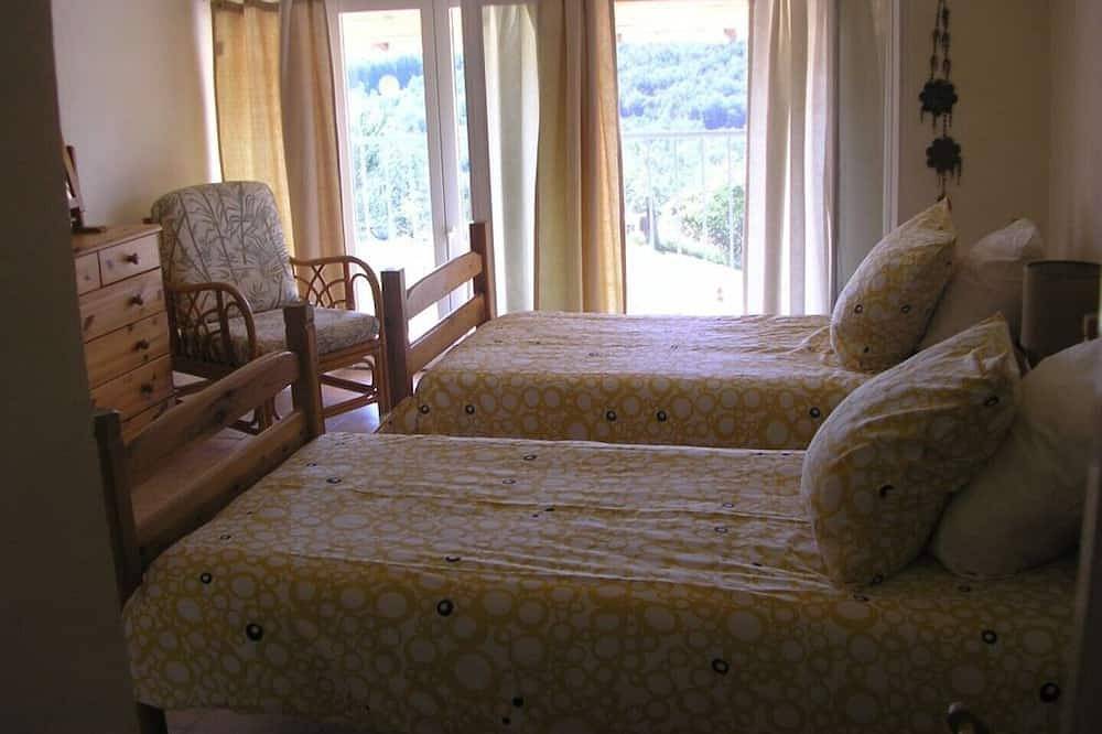 Pyreneen Vue gite with pool, renovated farmhouse tranquil with amazing views in Coussa, Ariège