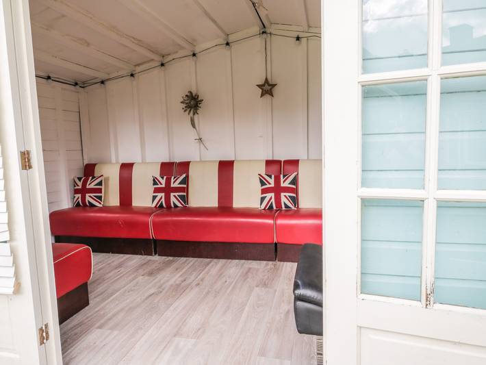 Cottage for 9 people, with hot tub and garden in England