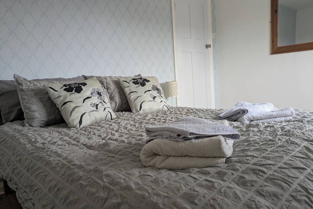 1-Bed Home for 2, Parking, Garden & Great Location in Worcester, Worcestershire