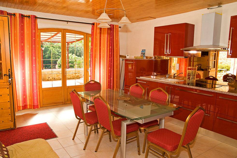 Les Gîtes du Bois du Château, étang de pêche 5000 m² in Latronquière, Lot