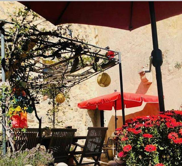 Location de vacances pour 2 personnes, avec terrasse à Salles-sous-Bois