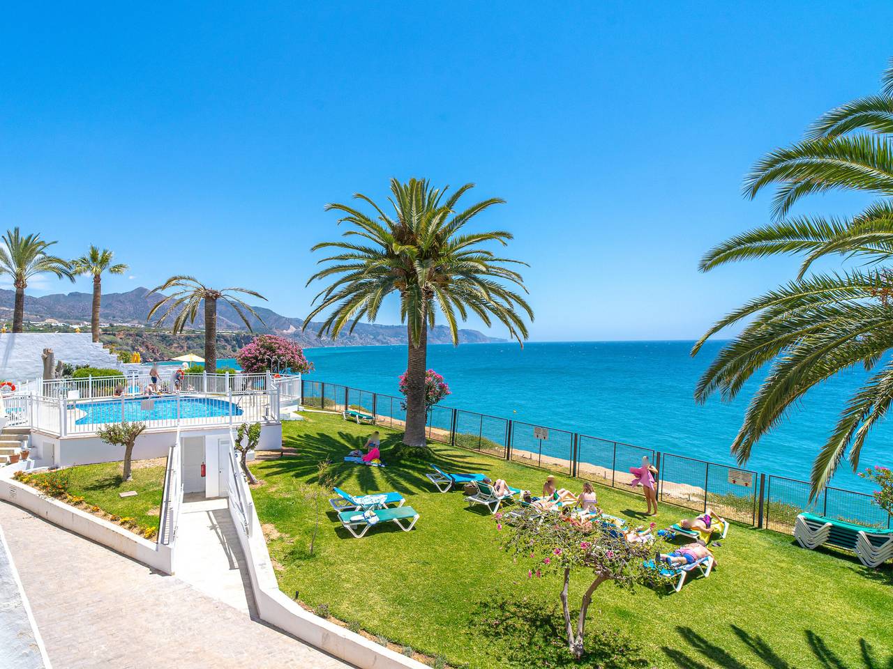 Entire apartment, Luxury 3-bed Apartment, Sea View, Shared Pool, High-Speed Internet in Playa Carabeíllo, Nerja