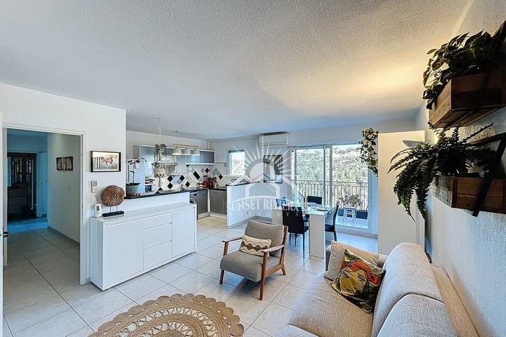 Gîte pour 4 personnes, avec terrasse et piscine à Mougins