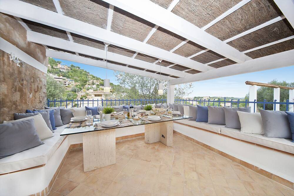 Eine atemberaubende rustikale Villa, renoviert in einem sehr schicken Stilmix in Genova, Palma