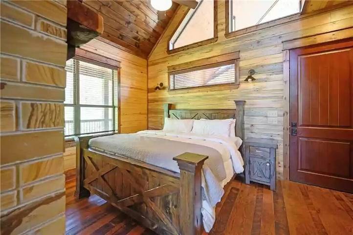 Vacation rental for 5 people, with terrace and yard as well as hot tub in Hochatown