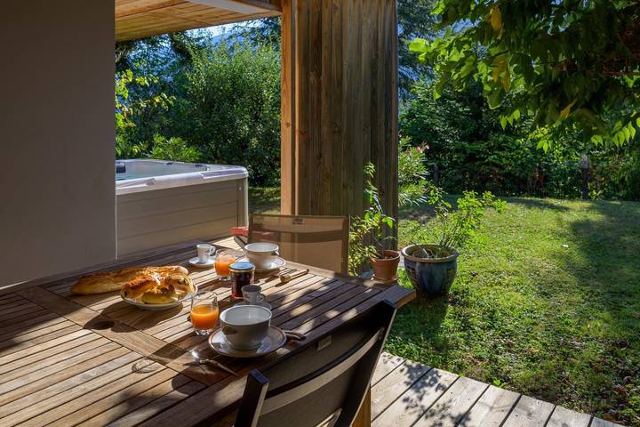 Gîte pour 2 personnes, avec Jacuzzi ainsi que Terrasse et Jardin à Pinsot