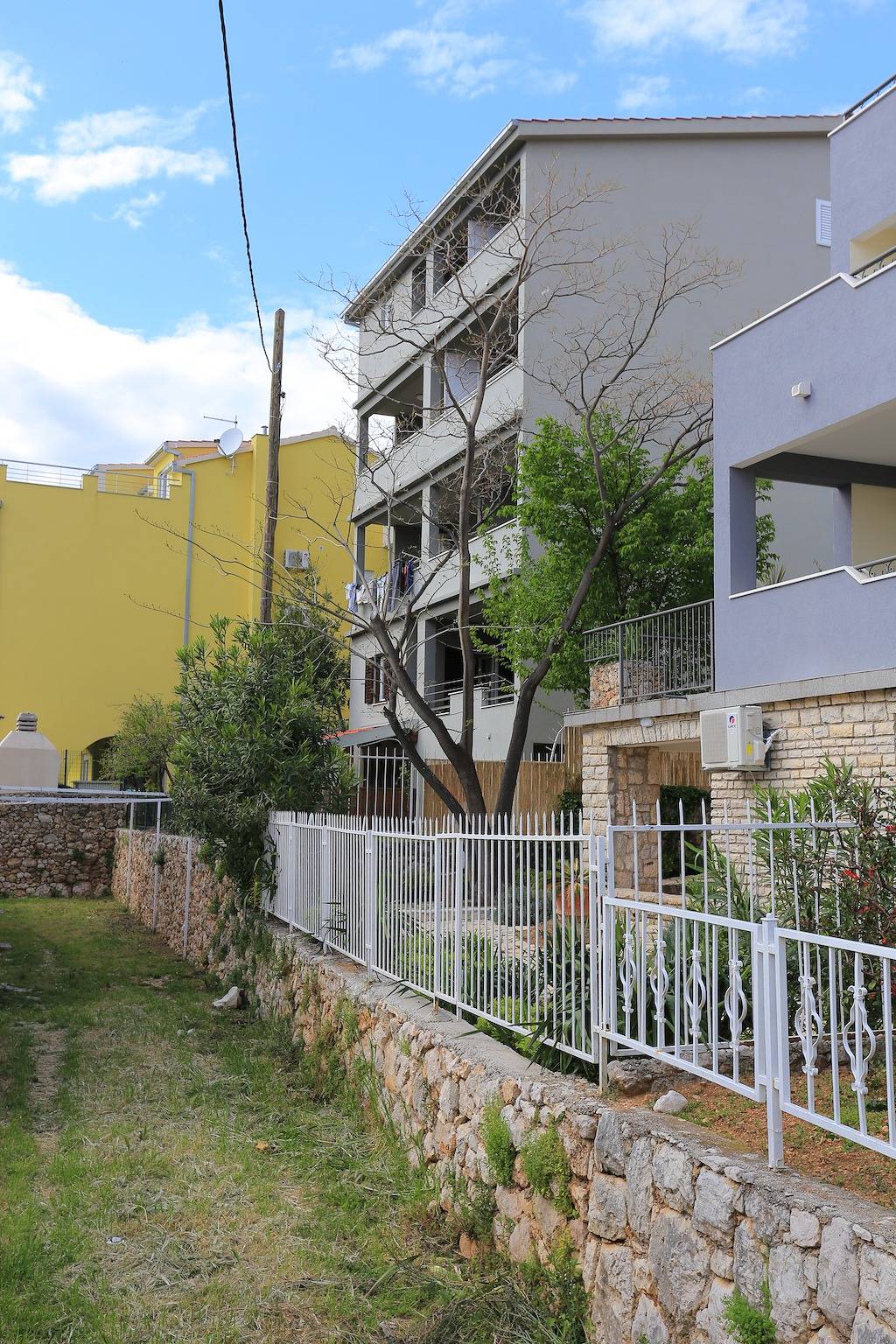Ganze Wohnung, 1-Zimmer-Ferienwohnung mit Terrasse und Meerblick Nemira, Omis A-17039-c in Omiš (Kroatische Adria), Omis-Riviera