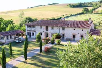 Gîte pour 18 personnes, avec terrasse et jacuzzi à Marzens