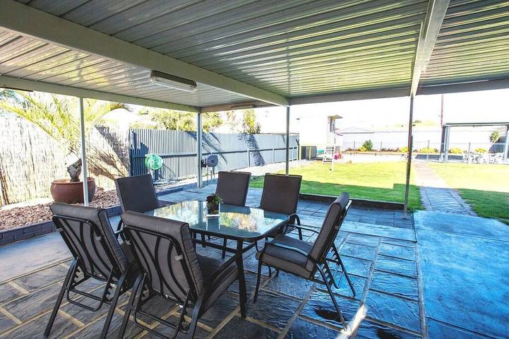 Holiday home for 8 people, with garden and hot tub, with pets in Adelaide