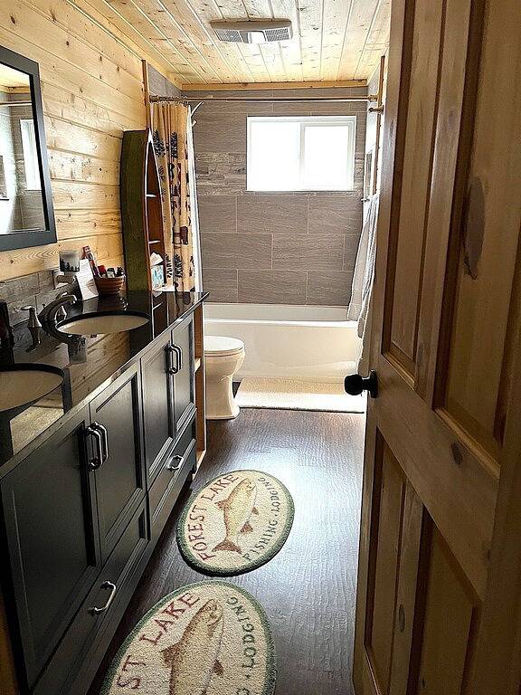 Large 5 Bed 3 Bath Cabin with 2 Full Kitchens accommodates a larger group. in Kaniksu Nationalwald