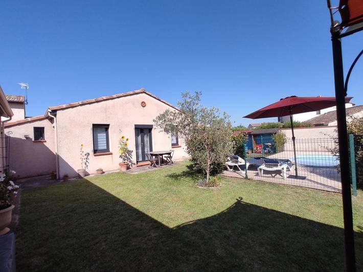 Gîte pour 2 personnes, avec terrasse et piscine dans Pins-Justaret