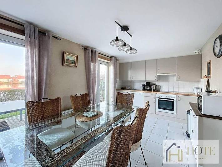 Location de vacances pour 6 personnes, avec Balcon et Terrasse ainsi que Jardin et Vue sur le lac à Ghyvelde